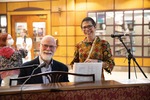 Anne and Jeff Barnhart at the Piano at the 2022 Gatsby Gala